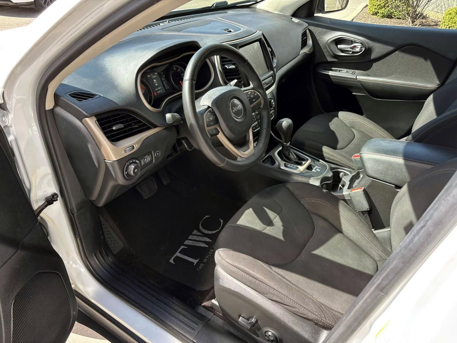 Used 2017 Jeep Cherokee Latitude w/ Comfort/Convenience Group FWD image 24