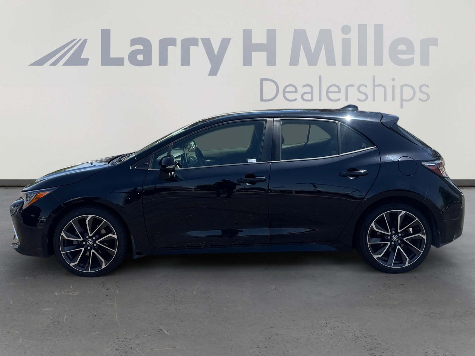 Used 2019 Toyota Corolla XSE FWD image 2