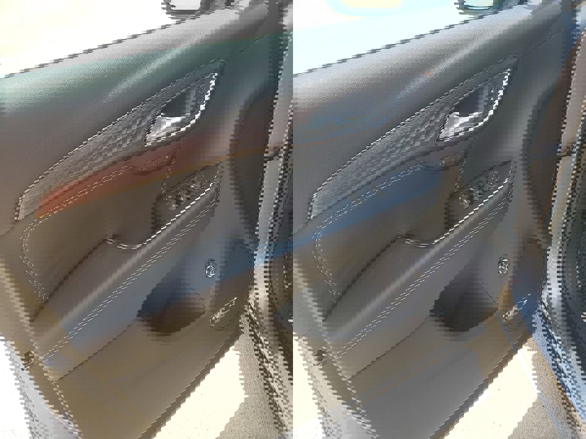 Certified 2022 Buick Envision Avenir w/ Technology Package II image 30