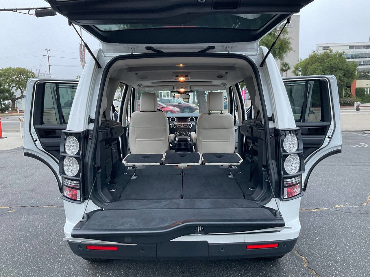 Used 2015 Land Rover LR4 HSE LUX image 16