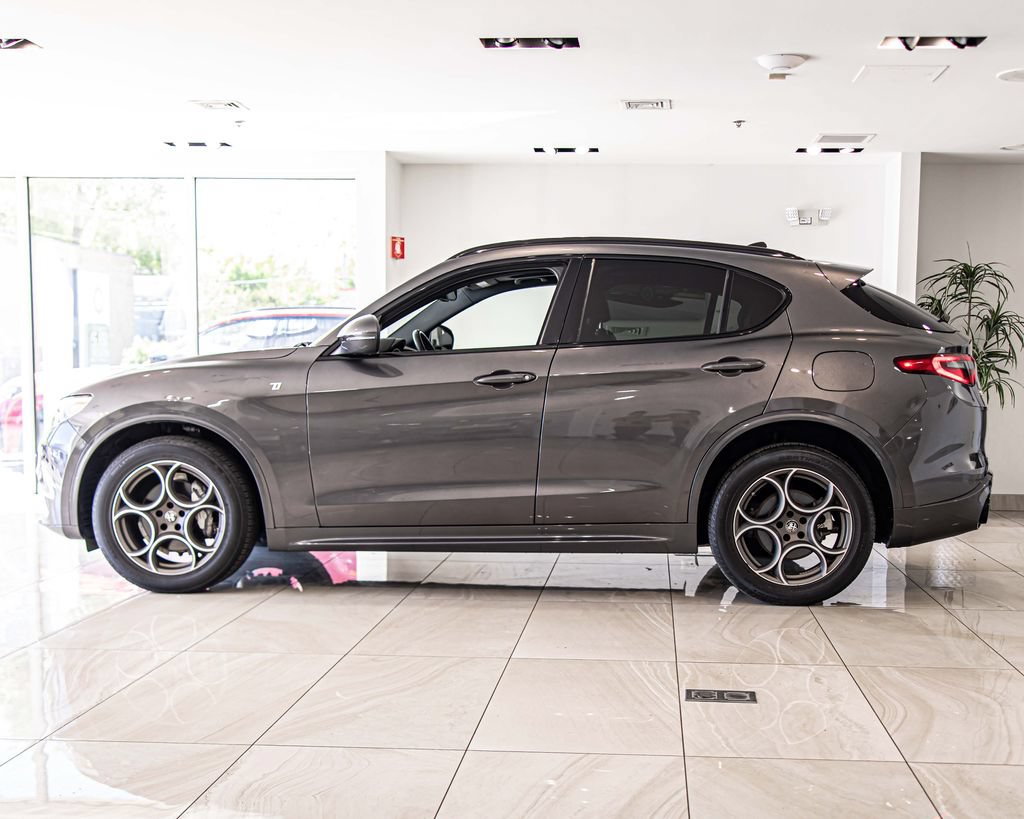 Used 2023 Alfa Romeo Stelvio Ti AWD/4WD image 6