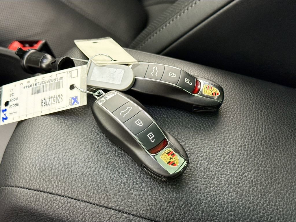 Used 2024 Porsche Macan AWD/4WD image 17