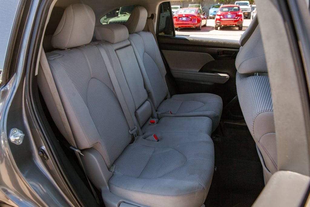Used 2023 Toyota Highlander LE FWD image 11