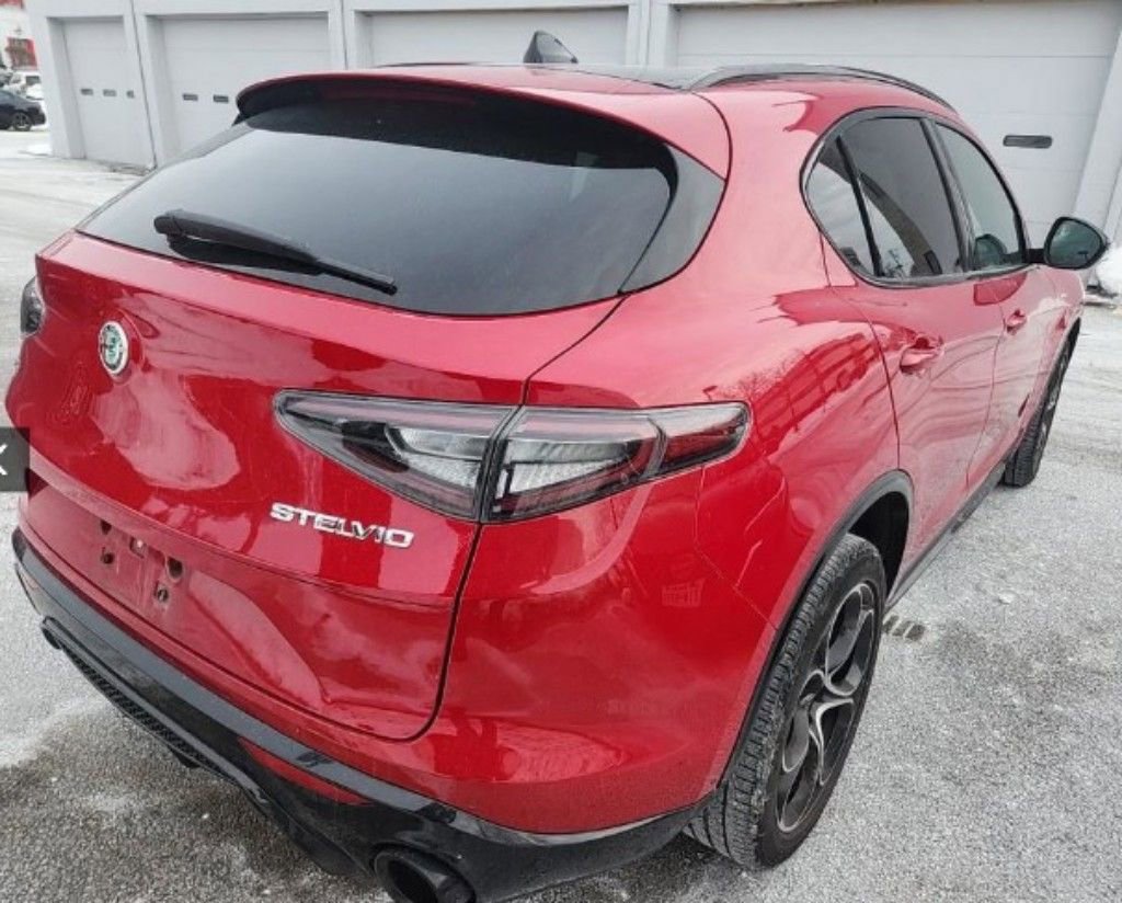 Used 2024 Alfa Romeo Stelvio Veloce image 2