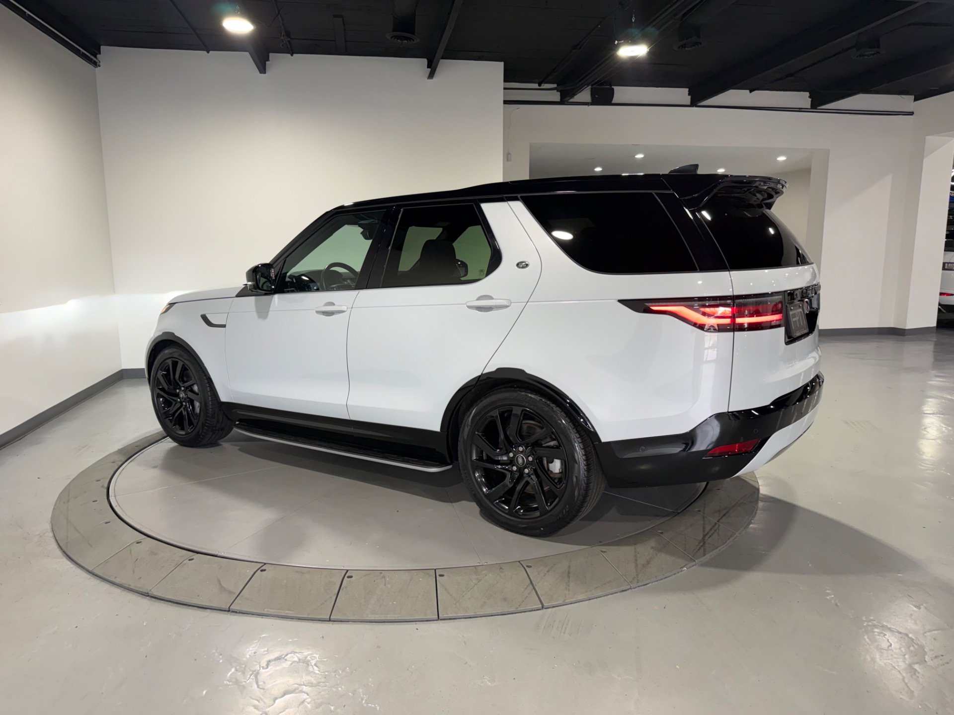 Used 2023 Land Rover Discovery S R-Dynamic AWD/4WD image 11