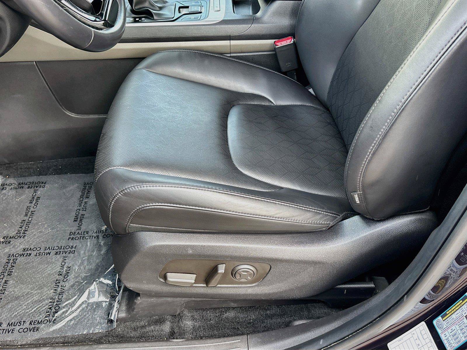 Used 2025 Kia Carnival FWD image 19