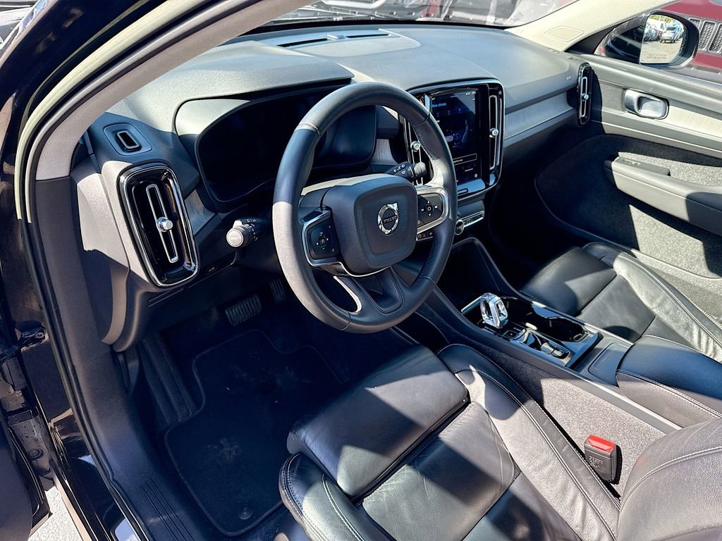 Used 2023 Volvo XC40 B5 Plus image 10