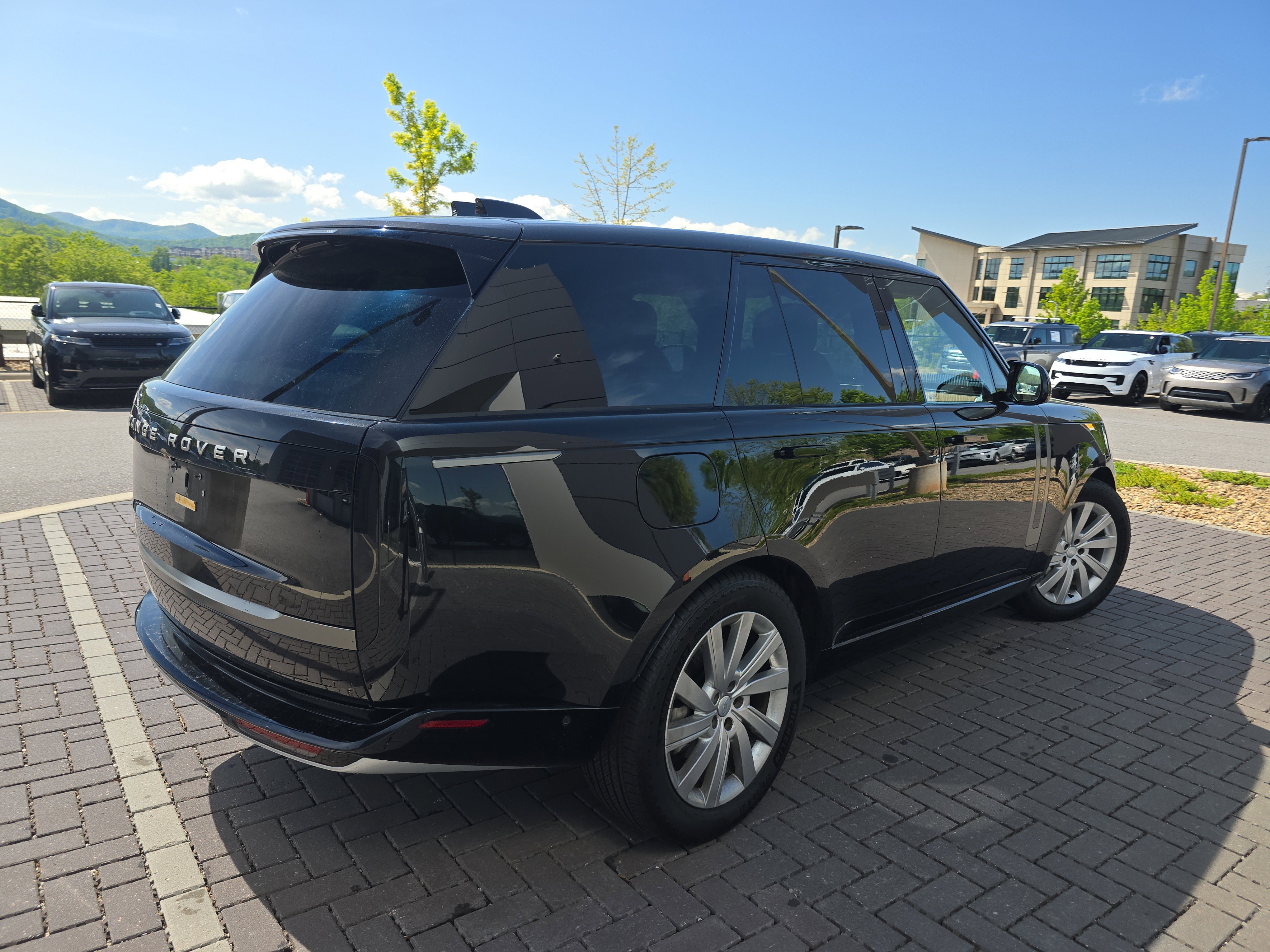 Used 2024 Land Rover Range Rover SE AWD/4WD image 5