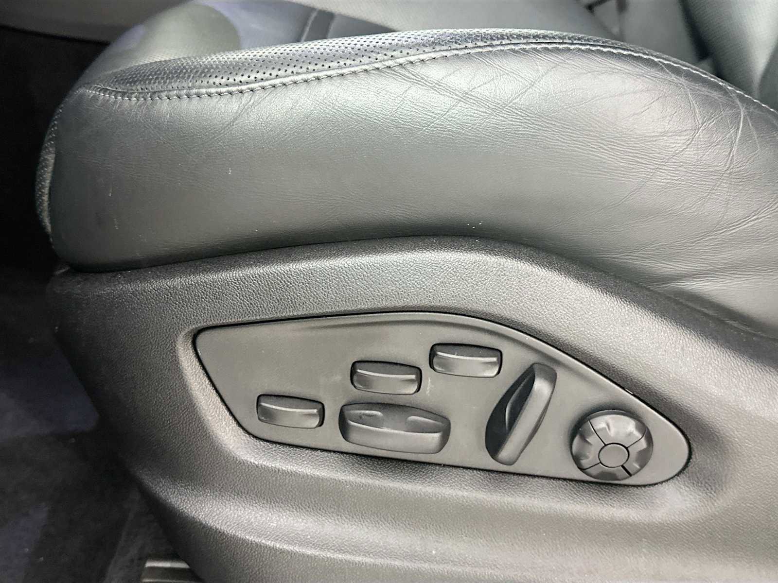 Certified 2022 Porsche Cayenne Platinum Edition image 12