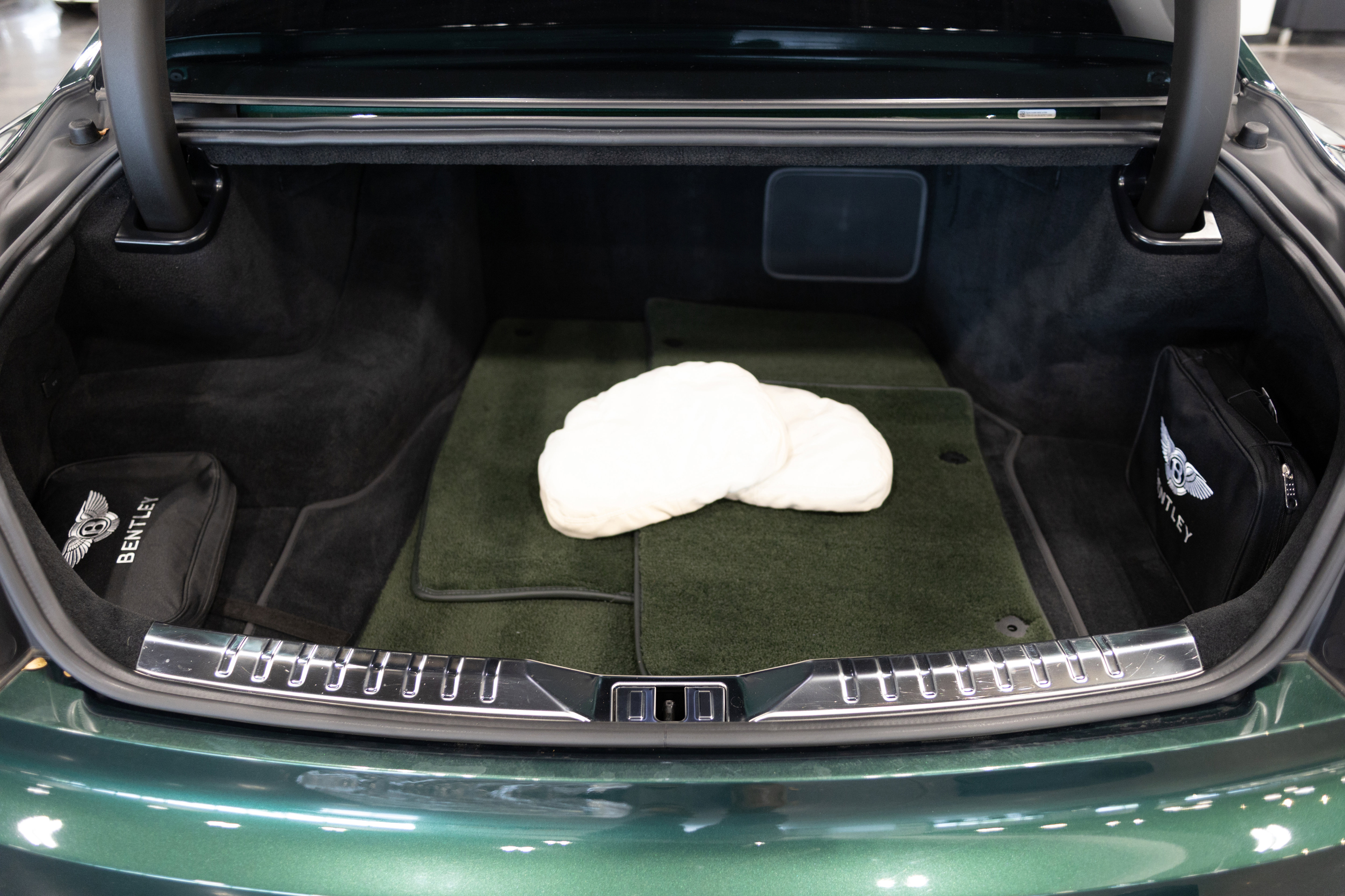 Used 2023 Bentley Flying Spur Plug-In Hybrid AWD/4WD image 8