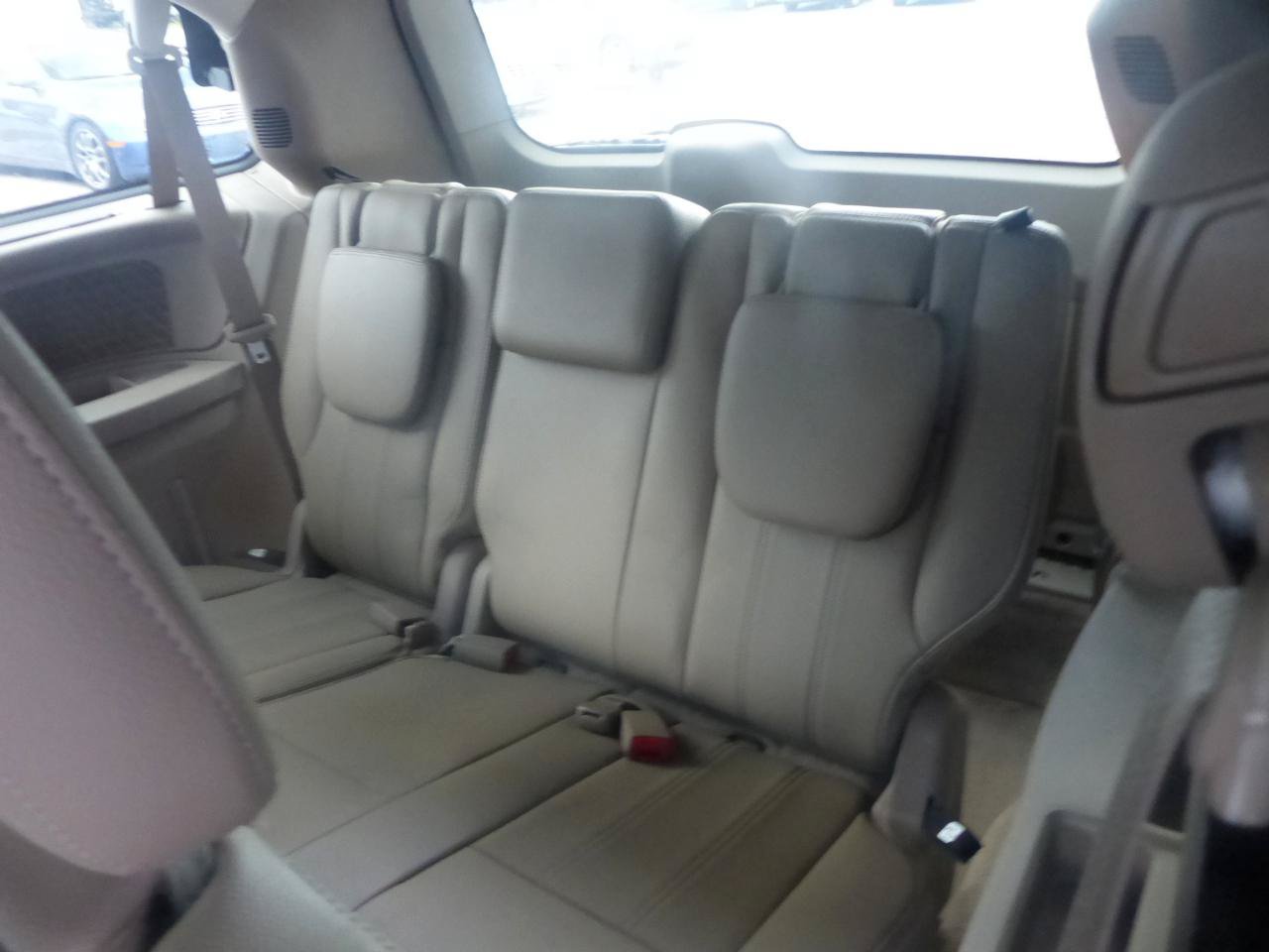 Used 2014 Chrysler Town & Country Touring-L w/ Driver Convenience Group FWD image 13