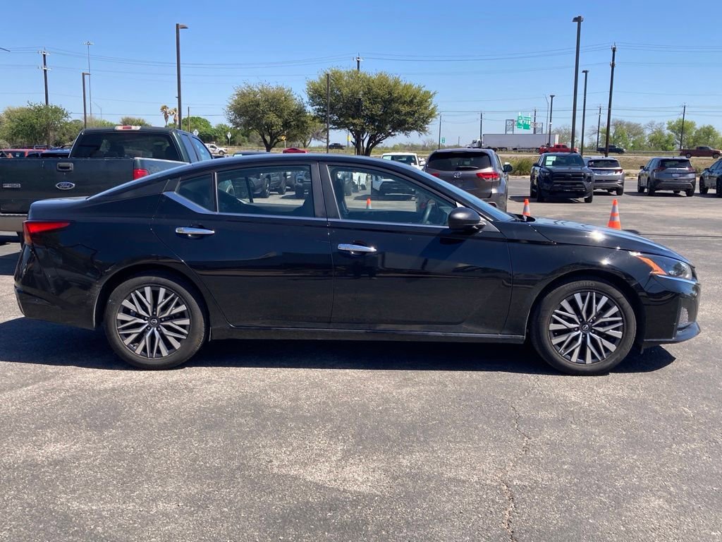 Used 2025 Nissan Altima 2.5 SV image 3