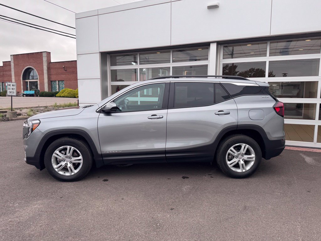 Used 2024 GMC Terrain SLE w/ Driver Convenience Package FWD image 2