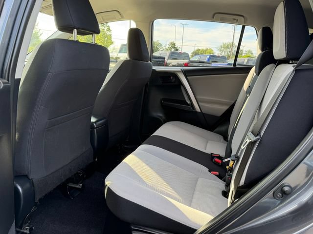 Used 2018 Toyota RAV4 LE AWD/4WD image 16