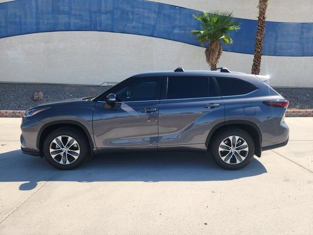Used 2025 Toyota Highlander XLE image 8