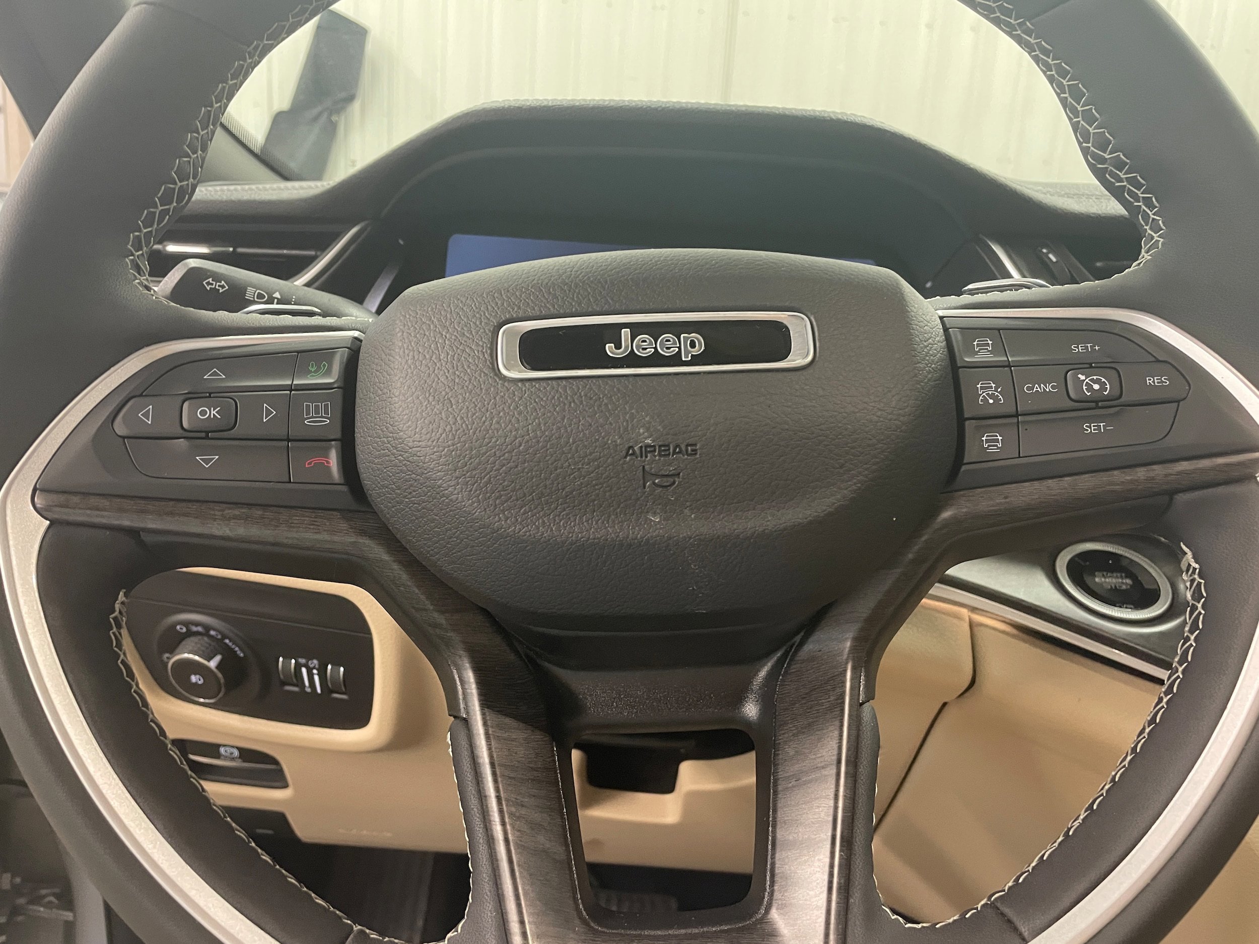 Used 2024 Jeep Grand Cherokee Limited AWD/4WD image 16