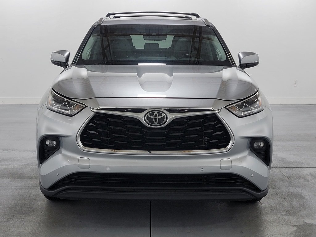Used 2022 Toyota Highlander Limited FWD image 3