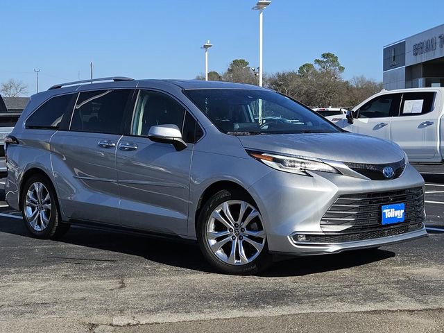 Used 2022 Toyota Sienna Platinum image 2