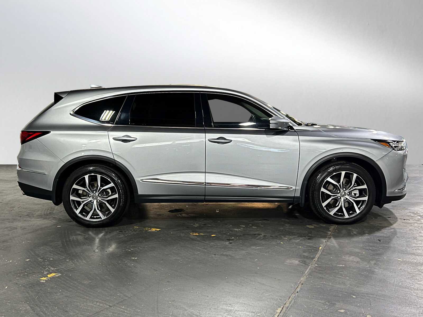 Used 2022 Acura MDX SH-AWD w/ Technology Package image 2