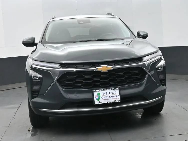 Used 2025 Chevrolet Trax LT FWD image 3
