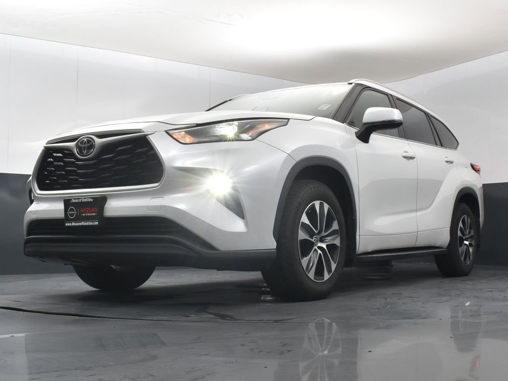 Used 2022 Toyota Highlander XLE image 11