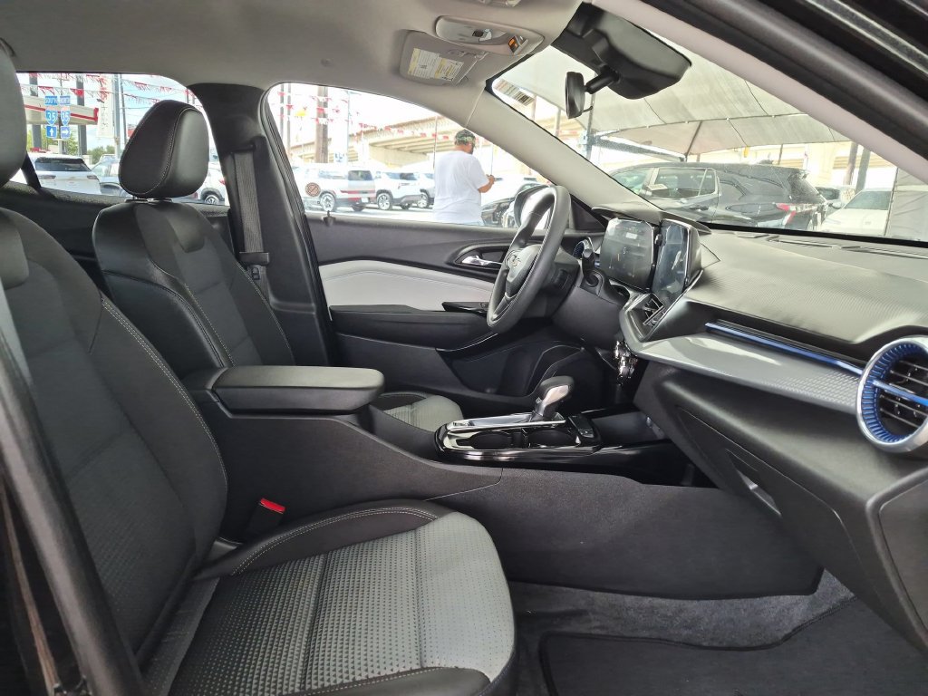 Used 2026 Chevrolet Trax LT FWD image 28