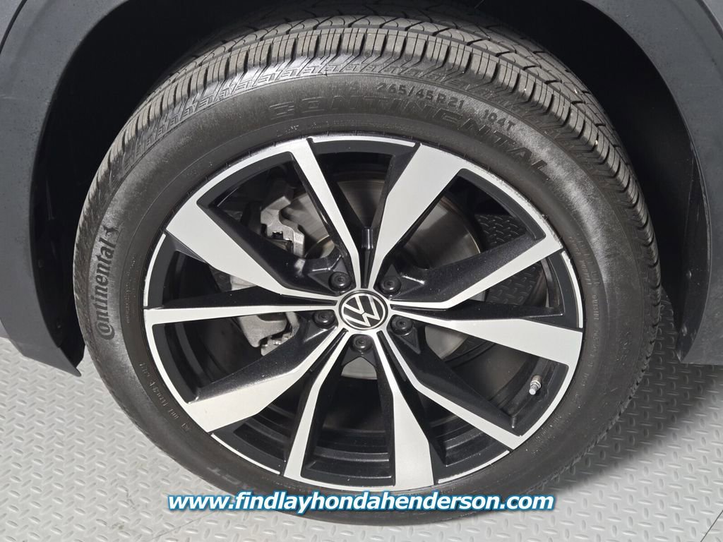 Used 2025 Volkswagen Atlas Cross Sport SEL Premium R-Line AWD/4WD image 9