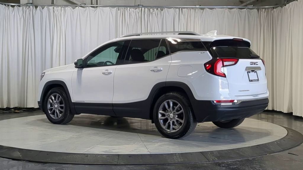 Used 2024 GMC Terrain SLT w/ Infotainment Package II FWD image 6