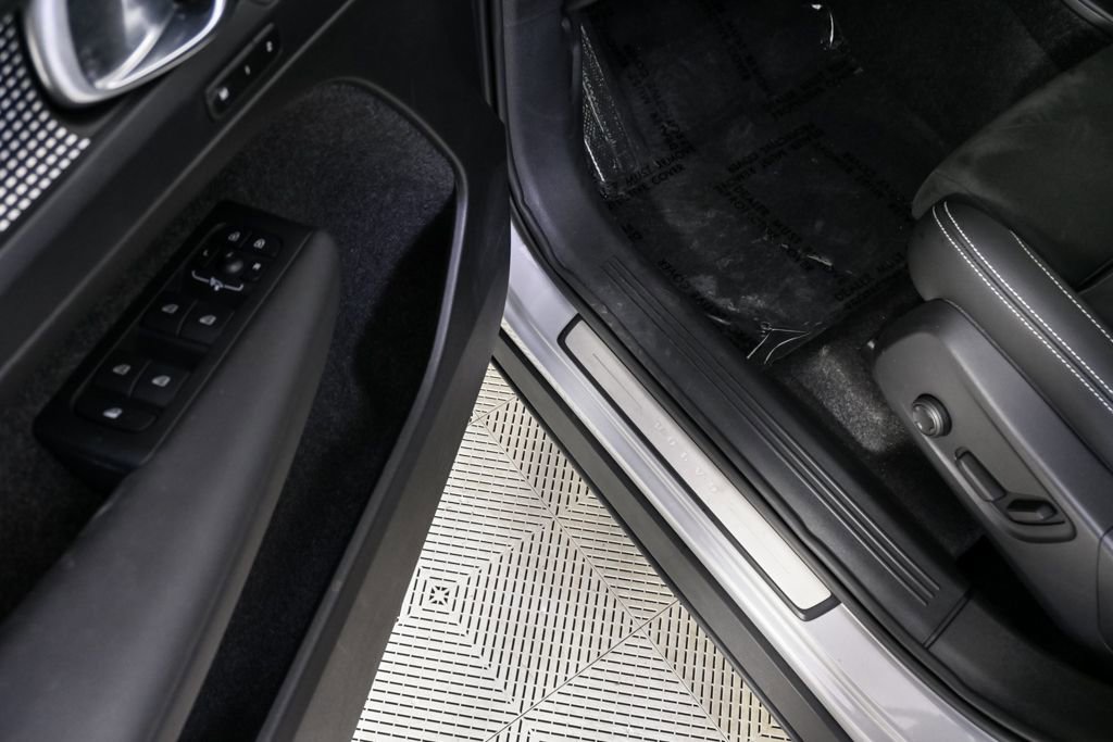 Certified 2025 Volvo XC40 B5 Plus image 9