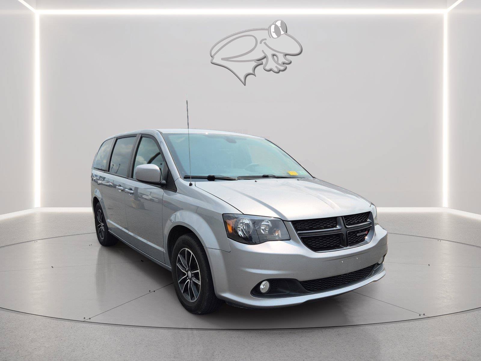 Used 2019 Dodge Grand Caravan SXT w/ Blacktop Package FWD image 3