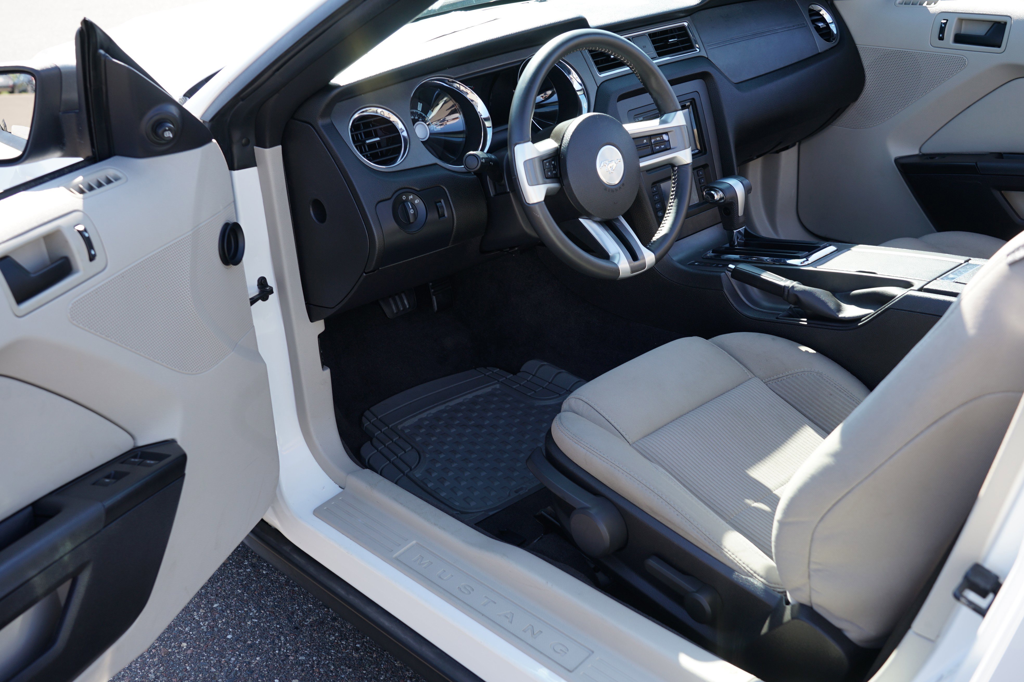 Used 2010 Ford Mustang Convertible image 13