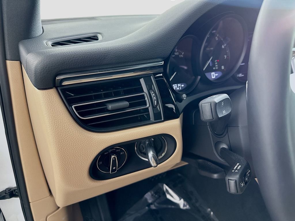 Used 2025 Porsche Macan image 11