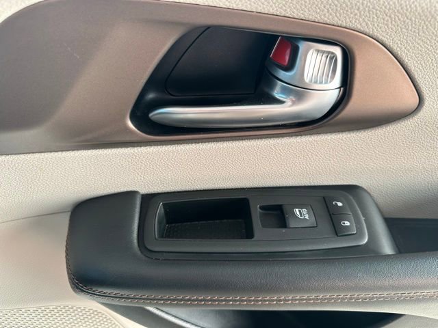 Used 2018 Chrysler Pacifica Touring-L image 14