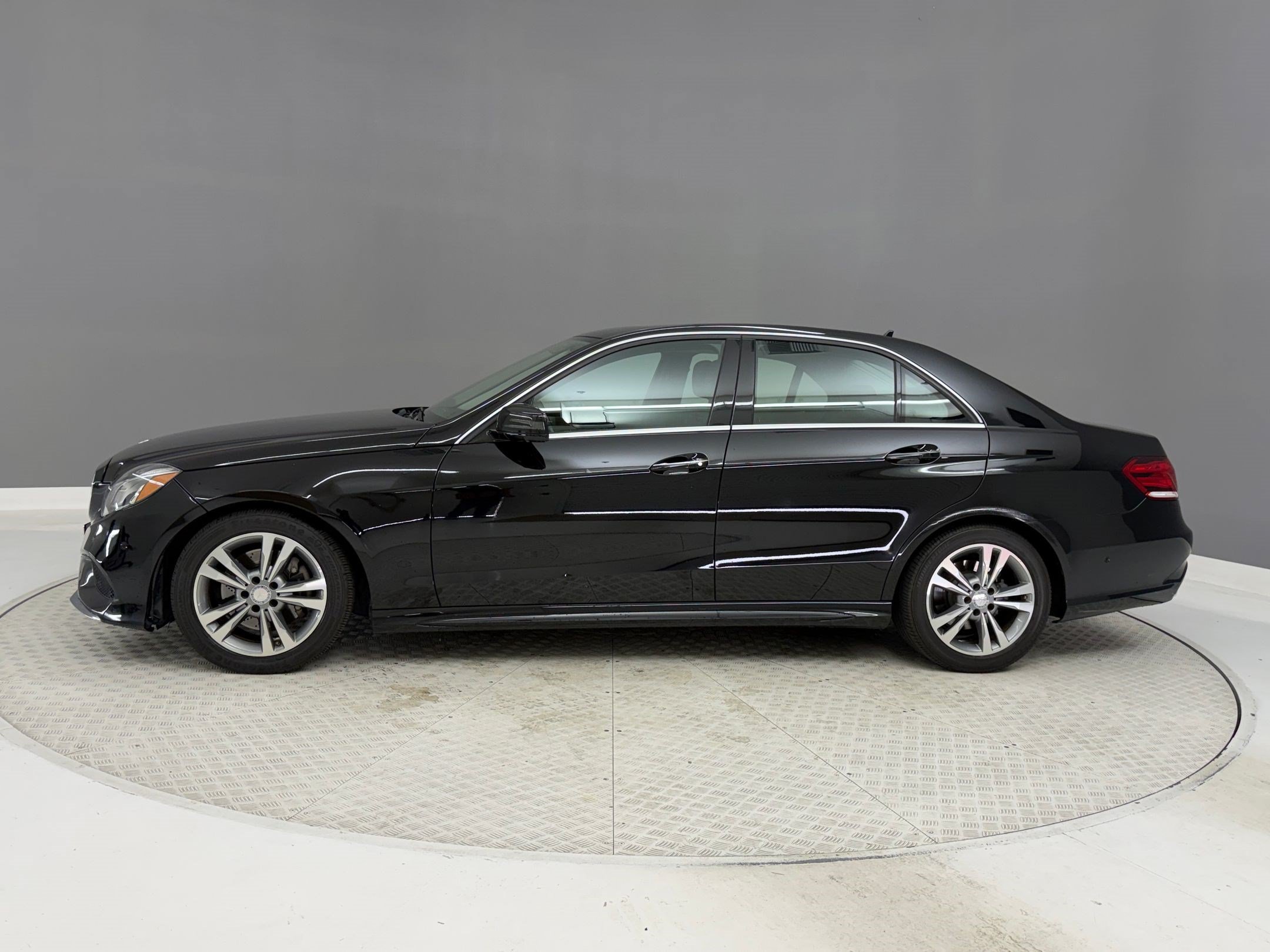 Used 2014 Mercedes-Benz E 250 BlueTEC Sedan image 2