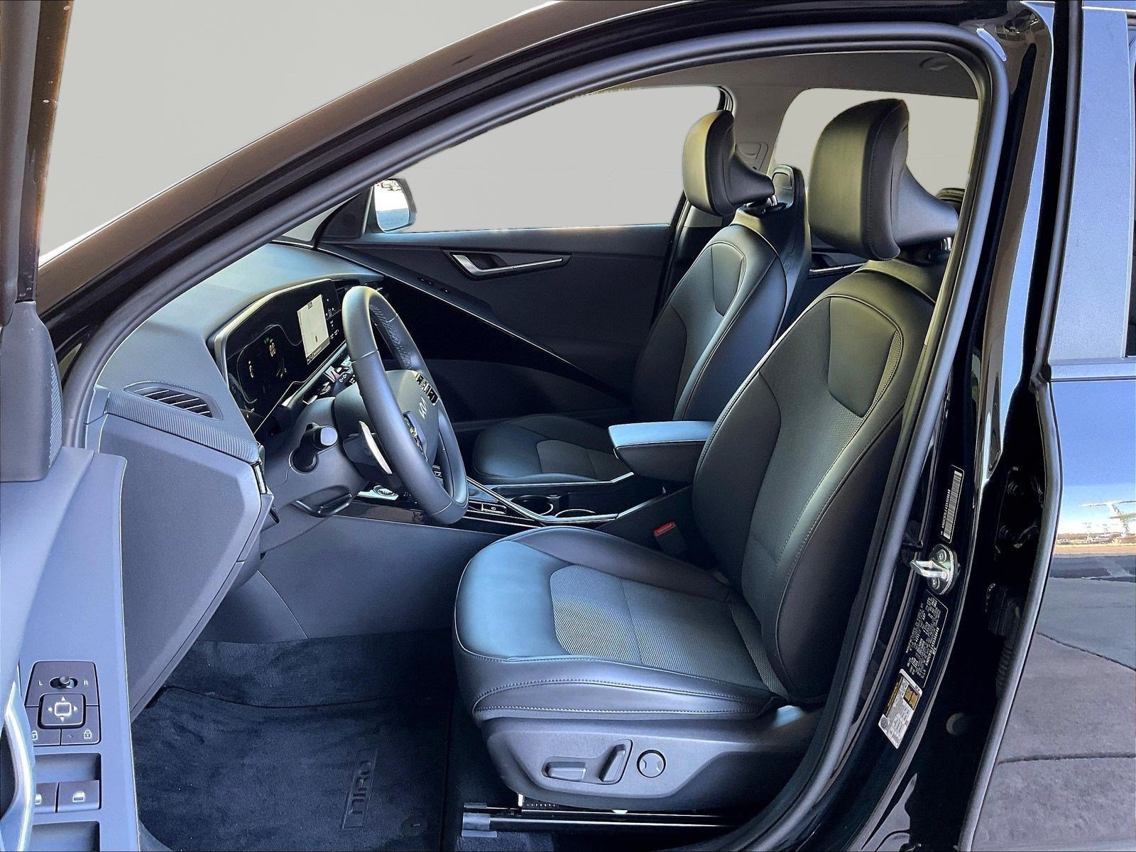Used 2025 Kia Niro EX FWD image 19