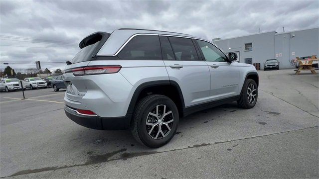 Used 2025 Jeep Grand Cherokee Limited image 8
