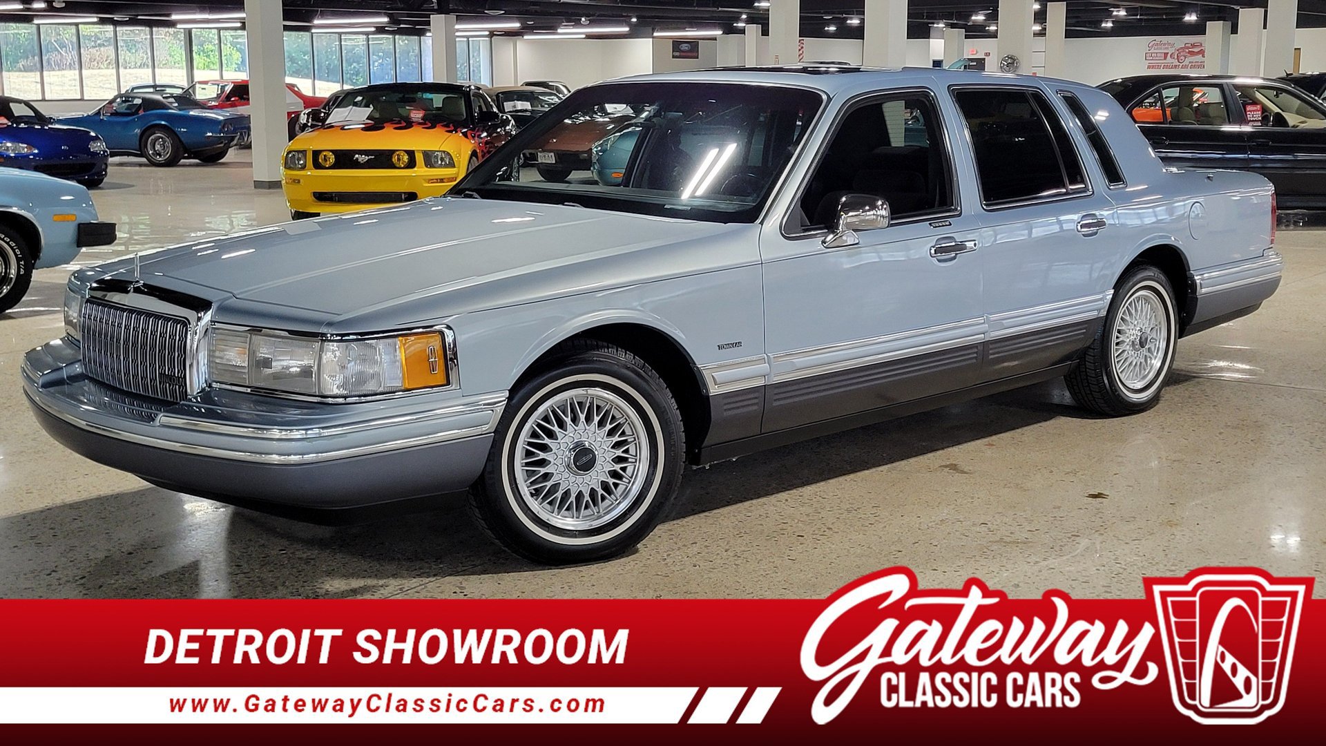 Used 1993 Lincoln Town Car Signature RWD image 1
