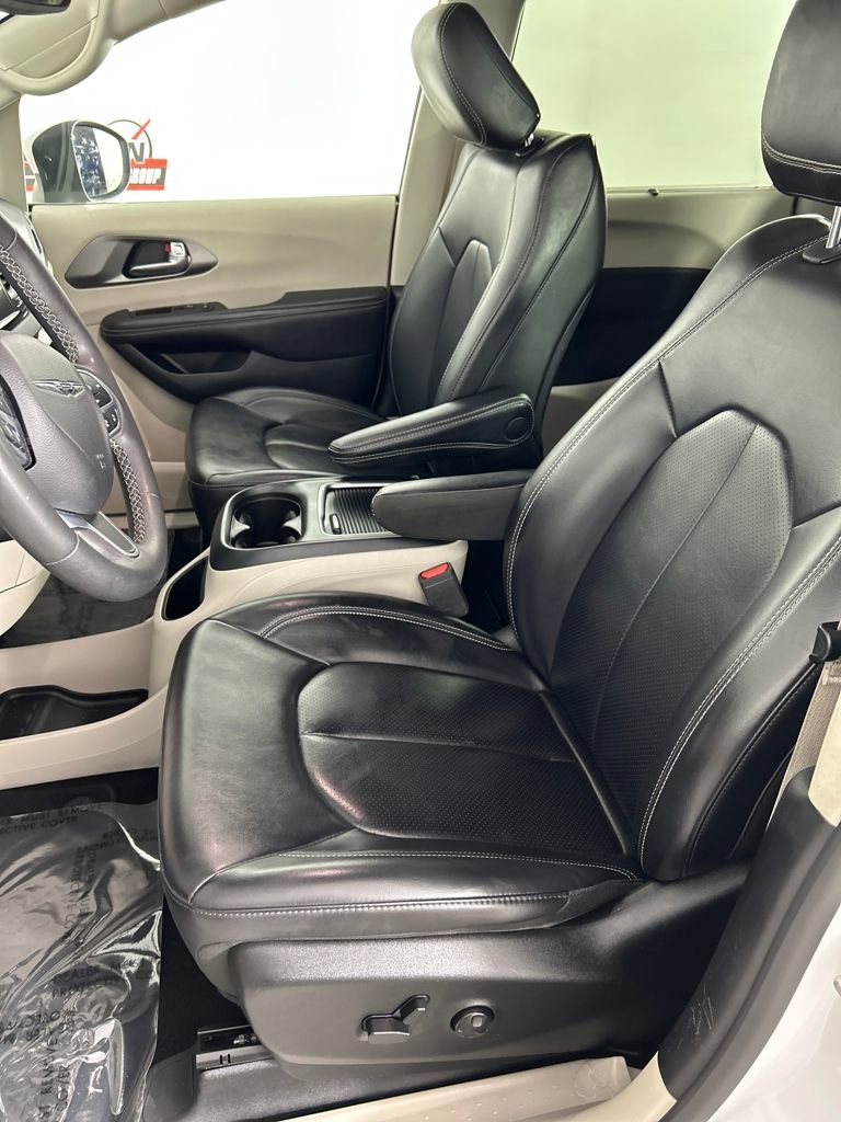 Used 2023 Chrysler Pacifica Touring-L image 12