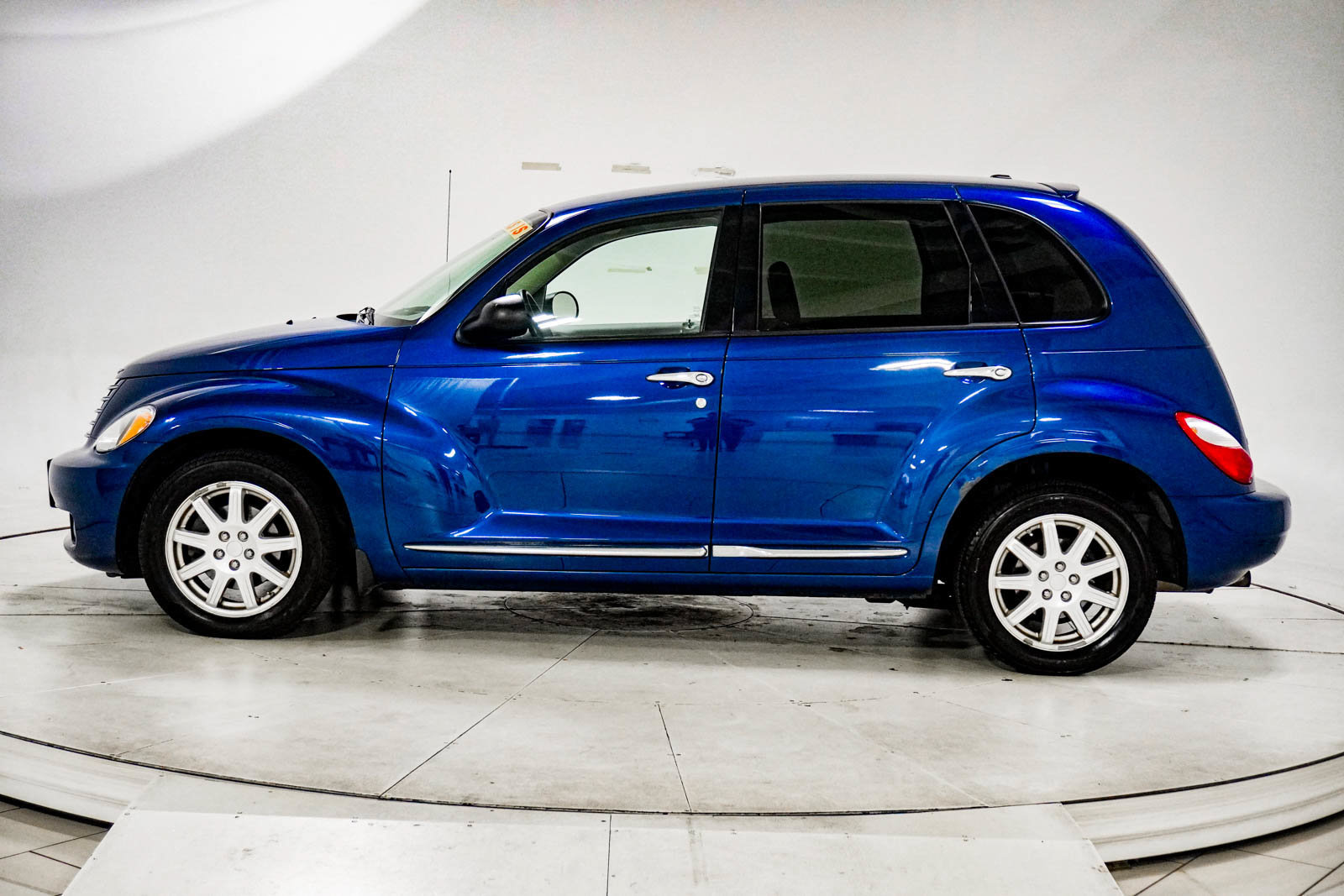 Used 2010 Chrysler PT Cruiser FWD image 4