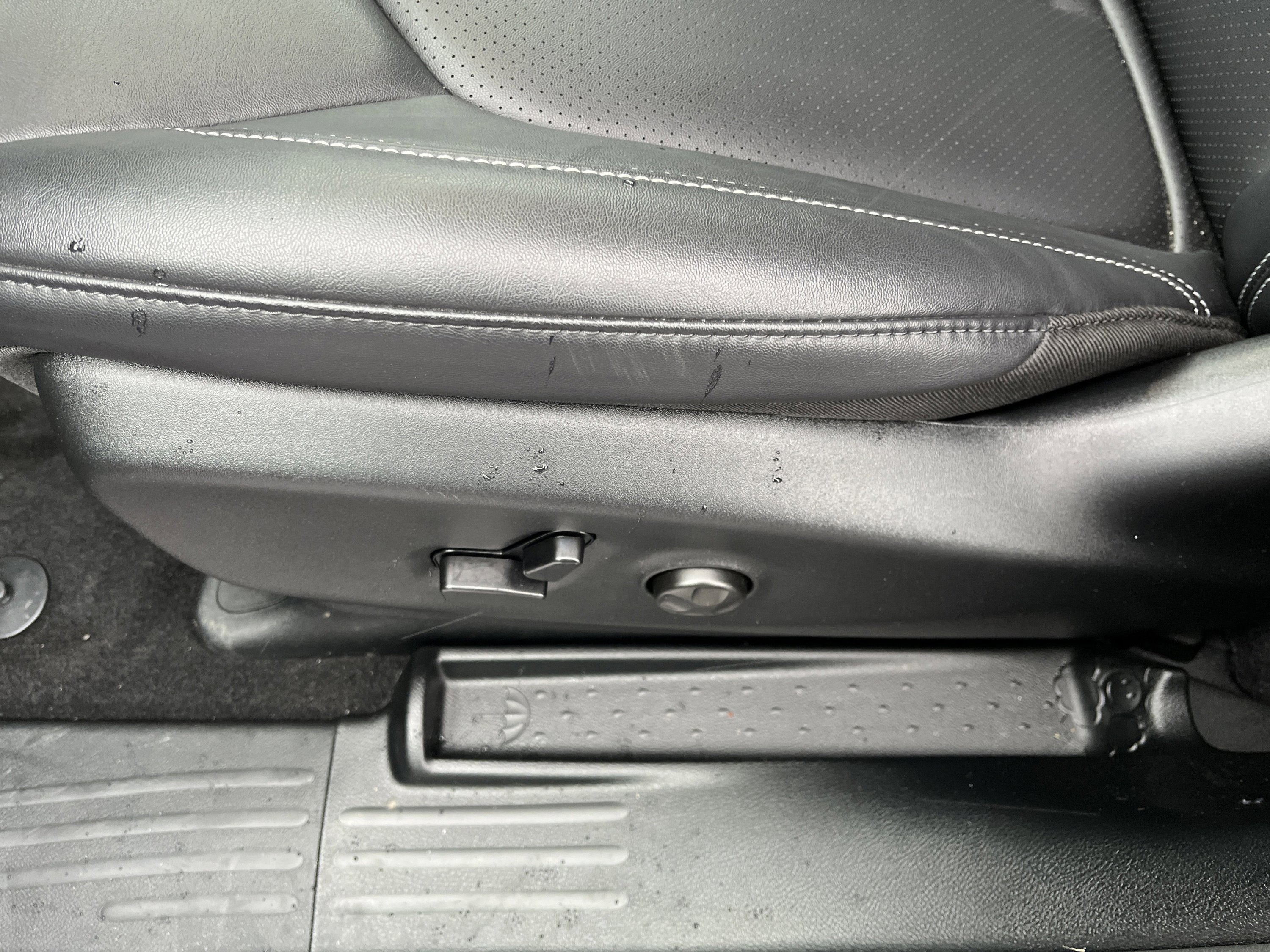 Used 2025 Chrysler Voyager LX image 15