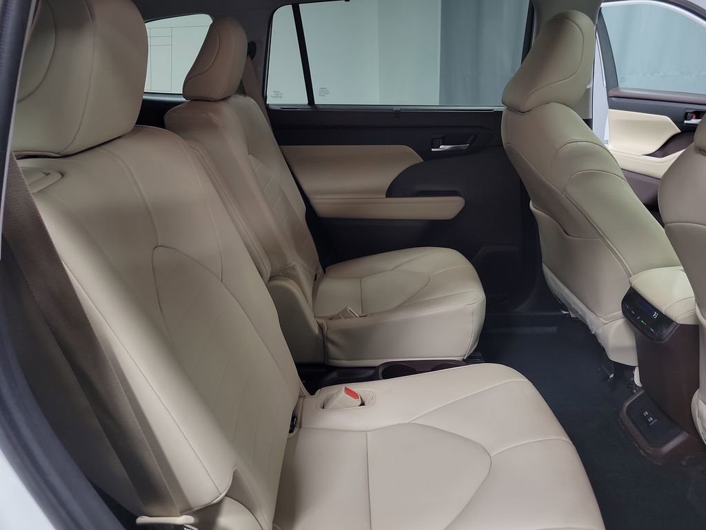 Used 2021 Toyota Highlander XLE image 22