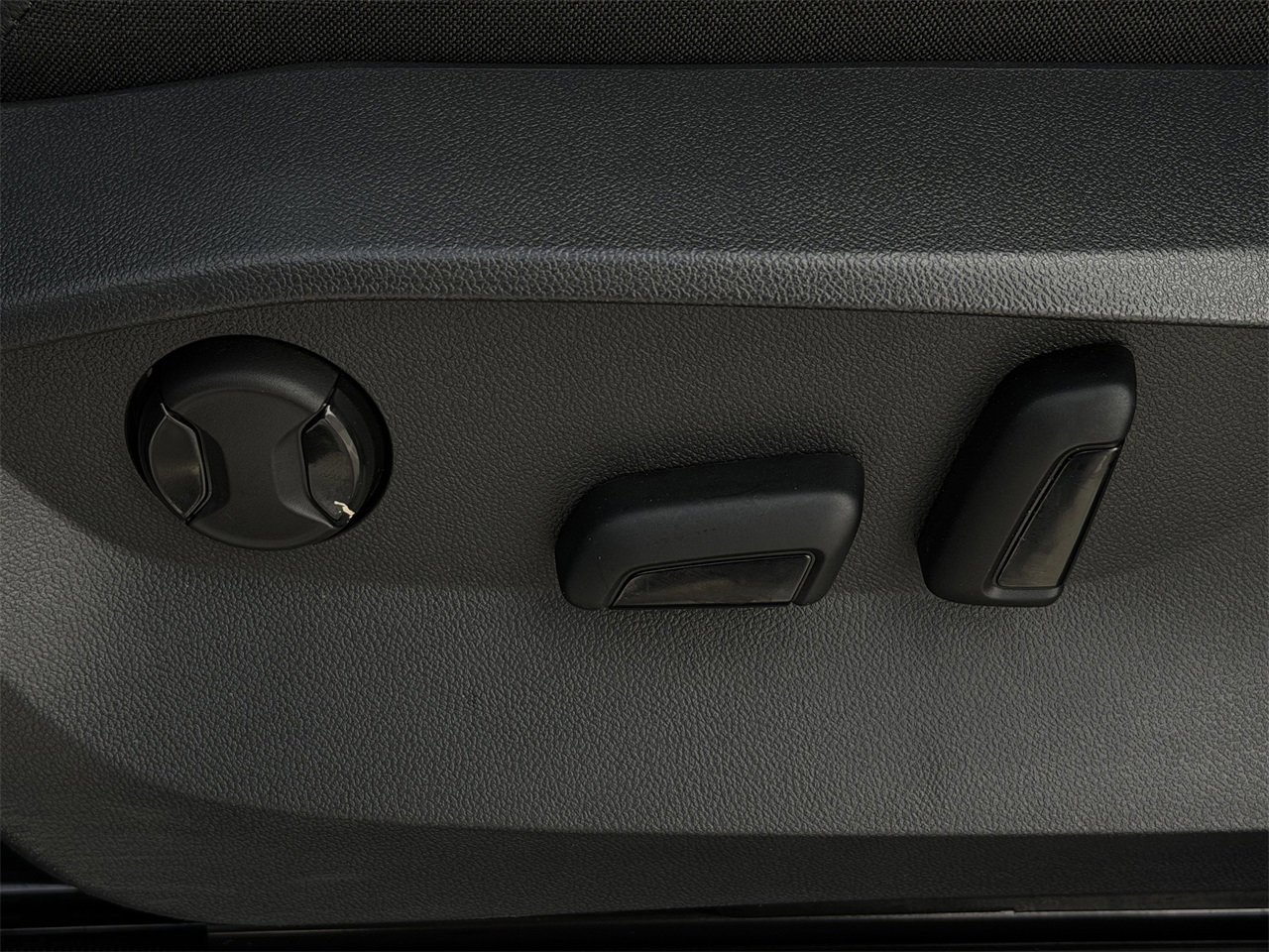 Used 2023 Volkswagen Tiguan SE image 25