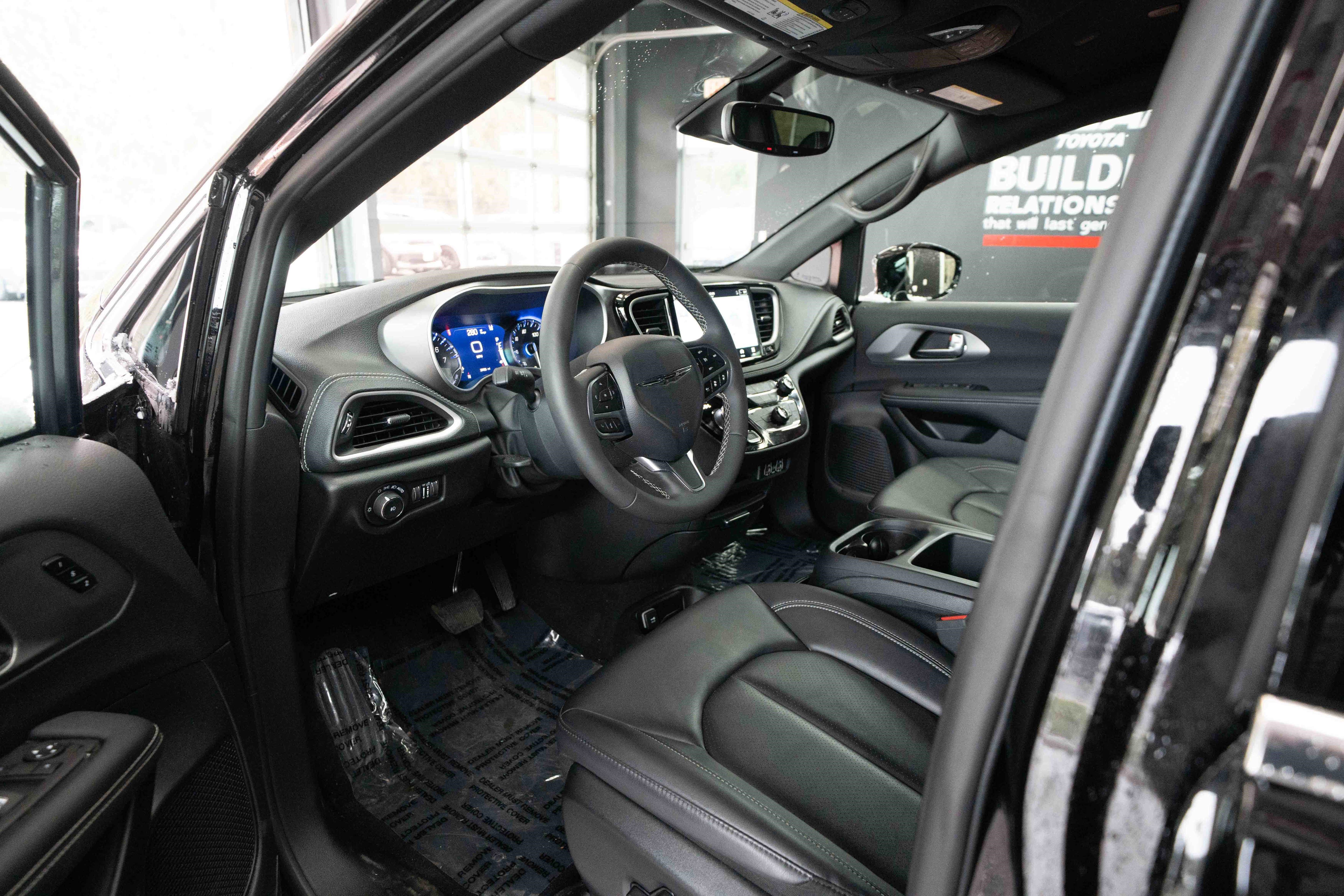 Used 2025 Chrysler Pacifica Select image 8