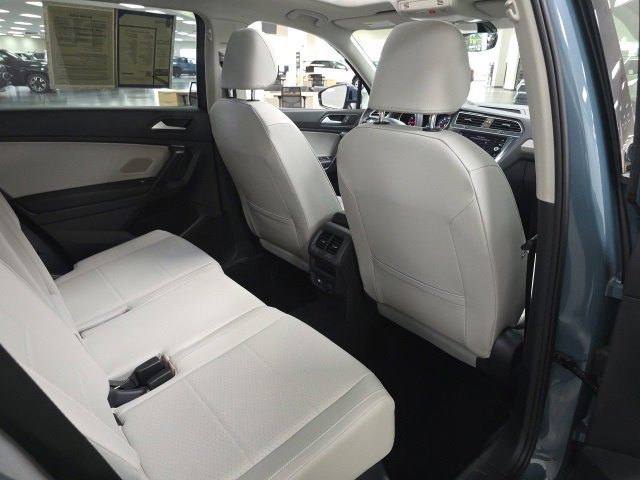 Used 2021 Volkswagen Tiguan SE w/ Panoramic Sunroof Package image 8