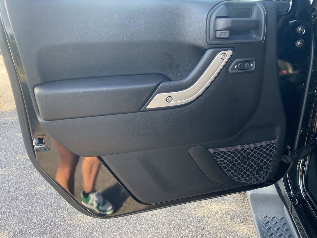 Used 2018 Jeep Wrangler Unlimited Sahara w/ Connectivity Group AWD/4WD image 15