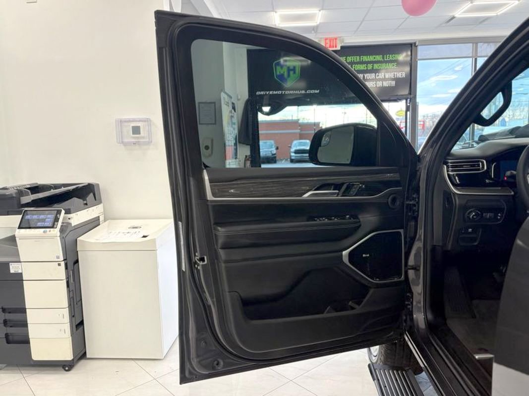 Used 2022 Jeep Wagoneer Series III w/ Premium Group I AWD/4WD image 38