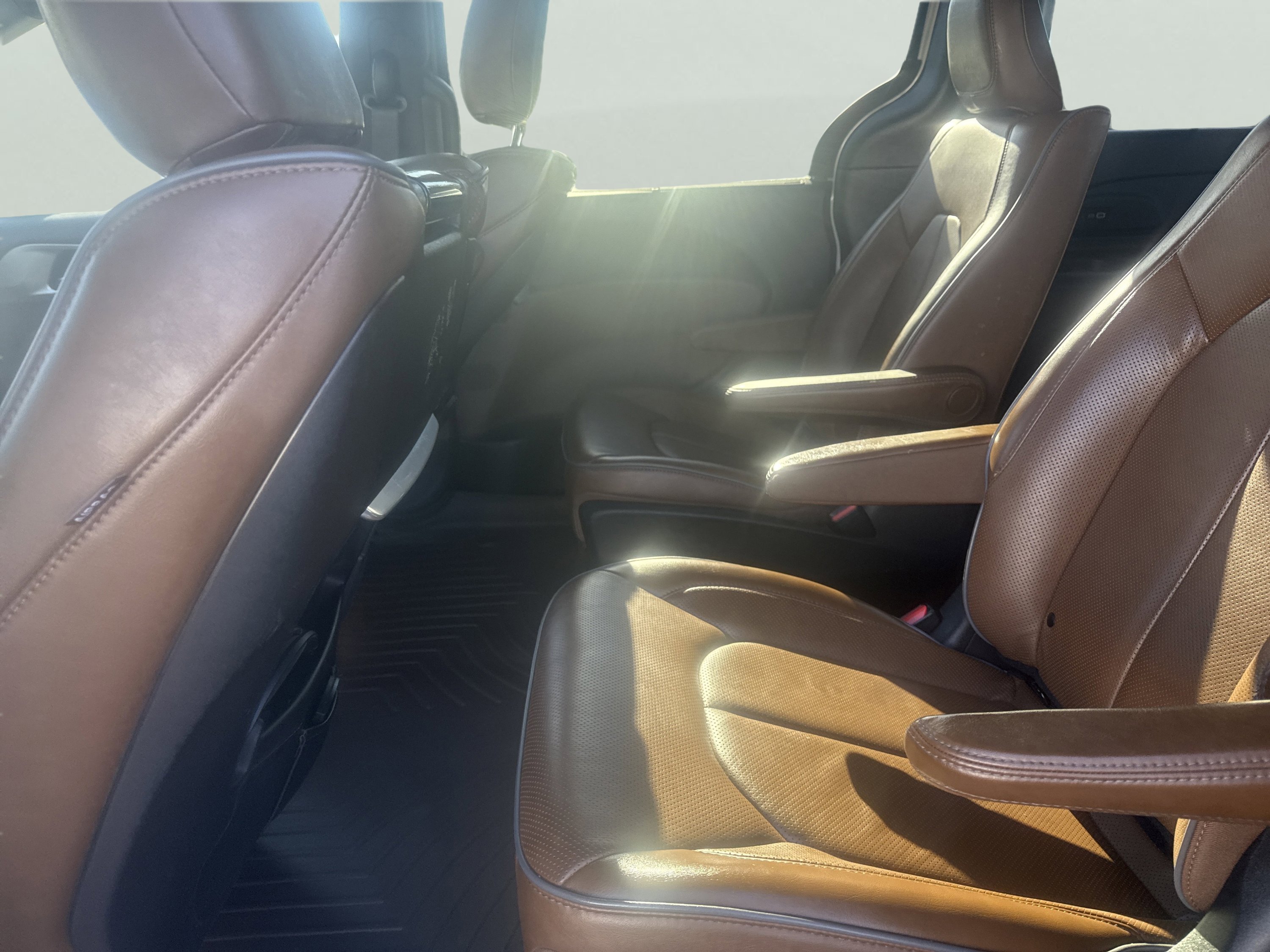 Used 2021 Chrysler Pacifica Limited w/ Uconnect Theater Family Group image 12