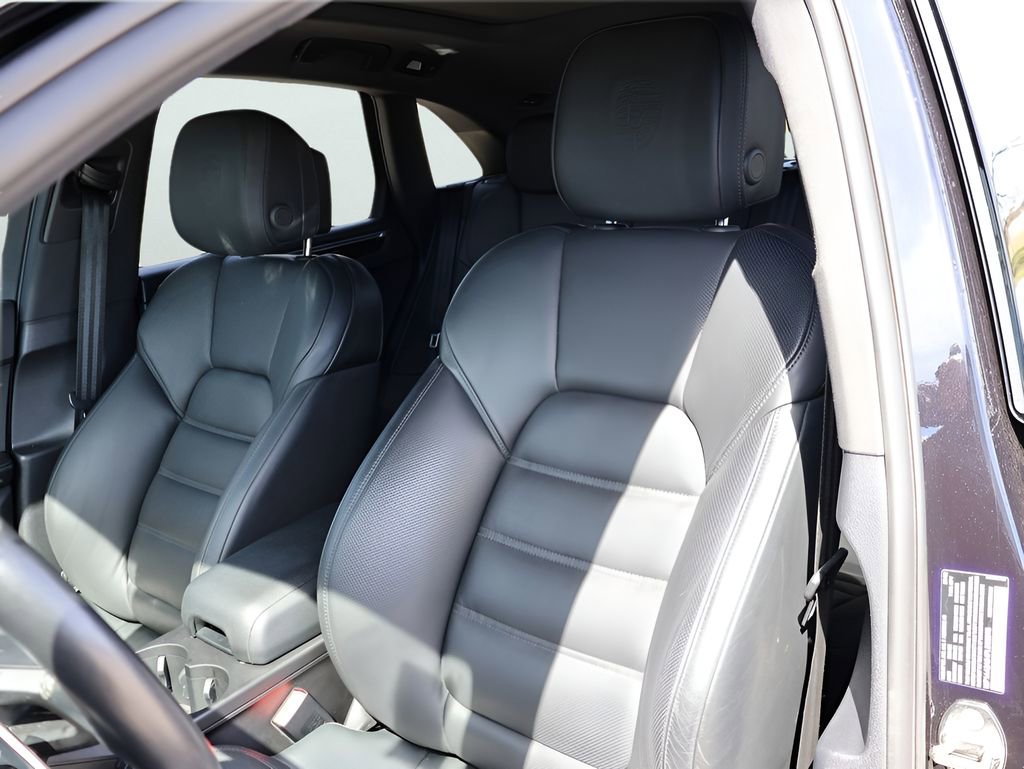 Certified 2023 Porsche Macan image 5