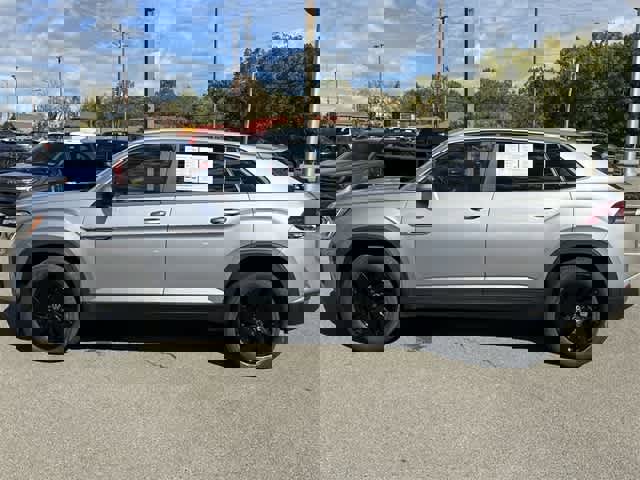 Used 2024 Volkswagen Atlas Cross Sport SE image 2