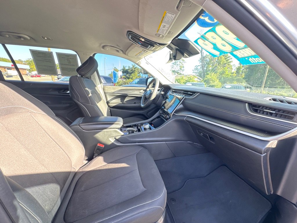 Used 2023 Jeep Grand Cherokee L Laredo image 8